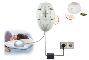 Détecteur autonome de fumée destiné aux sourds et malentendants.  ©Ei Electronics