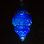 Lanterne BluEMoon (design Emmanuel Prin) en verre soufflé et en métal jalonnent la promenade des Arts. © Thomas Douvry