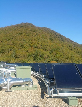 Panneaux solaires autovidangeables en toiture. (source Pages-Energie)