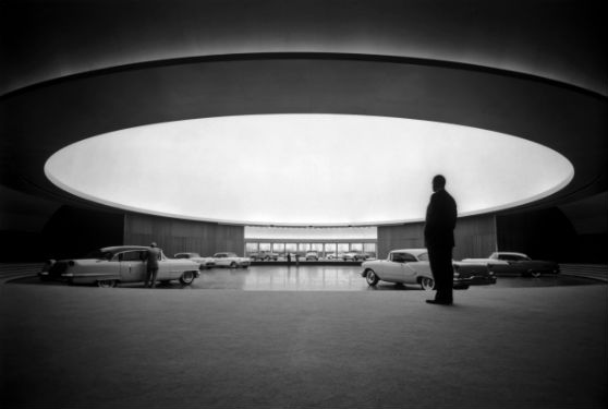 © General Motors – Aire d’exposition principale sous la coupole du General Motors Technical Center Warren Michigan (USA) 1953-1955, Eero Saarinen, avec l’aimable autorisation du General Motors Media Archive).