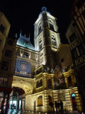 Tour du Gros Horloge à Rouen (F), conception lumière Sylvain Bigot, Citéos 2003.