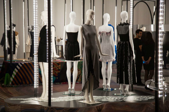 Figure N°3 : fabriquer le futur : la technologie TRI-R illumine l’exposition « Fabriquer le futur, histoires de l’innovation et de l’artisanat » à la Fashion Week de Milan. L’évènement a eu lieu en partenariat avec la Chambre de la Mode, Vogue Italie et l’agence ICE.