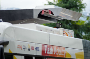 Le bras robotisé placé sur le toit du bus se branche à la recharge sur le toit de l'arrêt. Le délai de chargement est de 15 secondes.