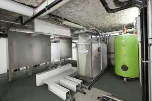 Installation du système cuve et PAC associé de récupération de chaleur des eaux grises. (source Biofluides)