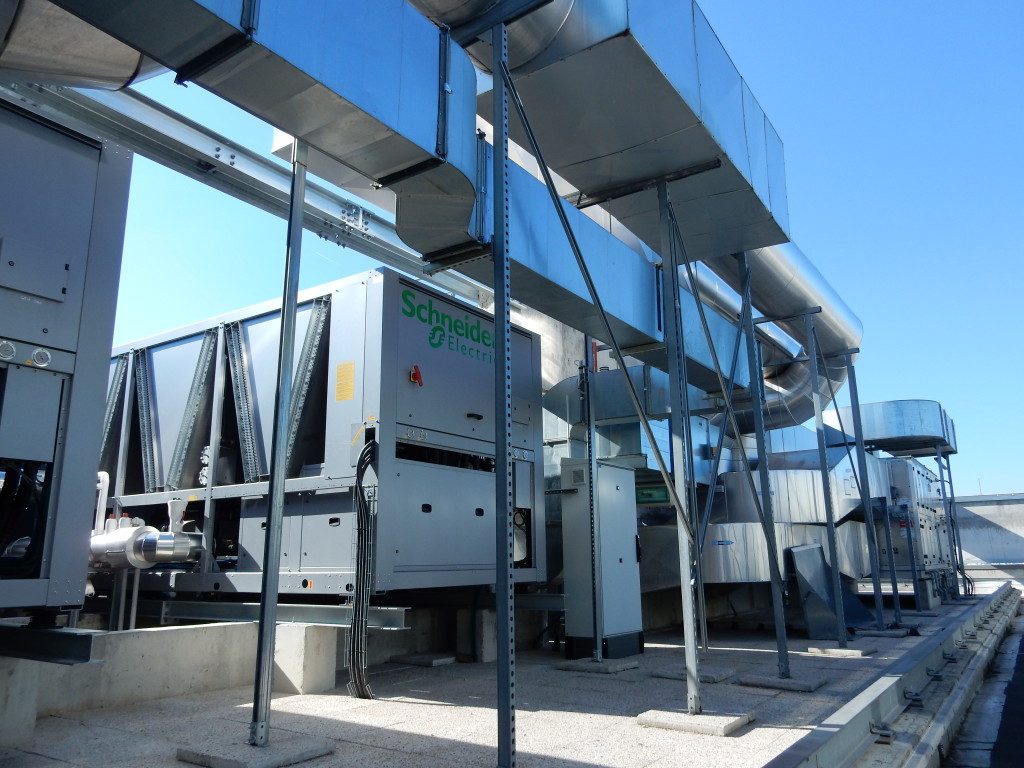 Les deux unités de refroidissement free cooling sont installées sur le toit. Leur installation entre les gaines de ventilation a été une véritable prouesse technique. (c) DR