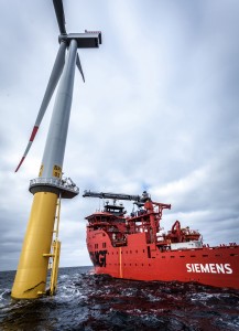 Siemens, leader mondial en matière de production d'énergie éolienne en mer et de maintenance éoliennes, est le premier acteur du secteur à concevoir et commander ce nouveau type de navire, développé spécifiquement pour l'entretien et la maintenance des parcs éoliens éloignés. 