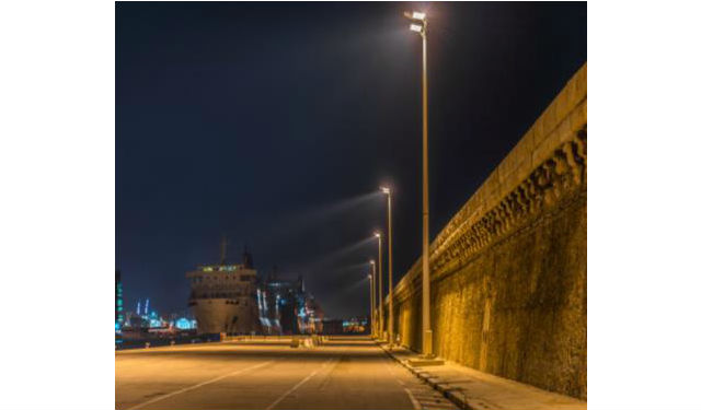 Port de croisière de Marseille doté du luminaire Estedia – de nuit. © TRILUX