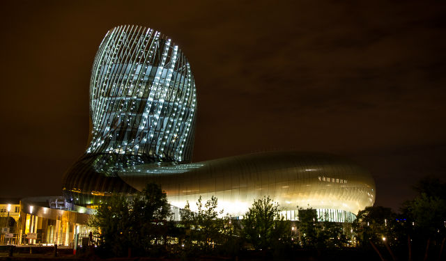 © Cite du Vin, Maîtrise d’ouvrage : Mairie de Bordeaux – Maîtrise d’œuvre : X-Tu Architectes – Bureau d’études et économiste : SNC Lavalin – Scénographe : Casson Mann – Paysagiste : Camille Julien – Conception lumière : Agence 8’18’’, Rémy Cimadevilla et Anthony Perrot – Solutions éclairage : Bega, Comatelec, Thorn (extérieurs), Cubi Spot (muséographie) et Serruriers Loison (lustre)