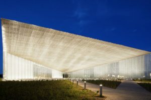 © Takuji Shimmura, Maîtrise d’ouvrage : Ministère de la Culture / Musée national estonien – Maîtrise d’ouvrage déléguée : L’Opérateur du patrimoine et des projets immobiliers d’État, RKAS – Architectes de conception : DGT Architects – Dan Dorell, Lina Ghotmeh, Tsuyoshi Tane – Architectes d’exécution : HGA et Pille Lausmäe – Conception lumière : Atelier Hervé Audibert – Paysagistes : Bureau Bas Smets (phase de conception), Kino – Solution éclairage : iGuzzini, Targetti, Thorn musée national estonien