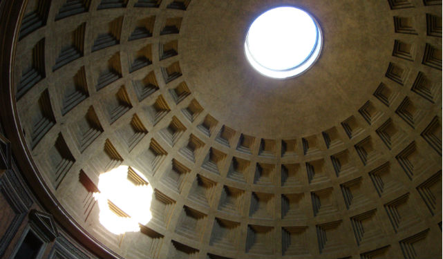 ©R.Zarytkiewicz – Rome occulus du Panthéon, dimanche 7 avril 2013 Vision de la lumière