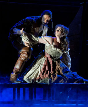 Photo : Luciano Romano – Rigoletto de G.Verdi_au théâtre San Carlo de Naples – lumières Arnaud Bernard
