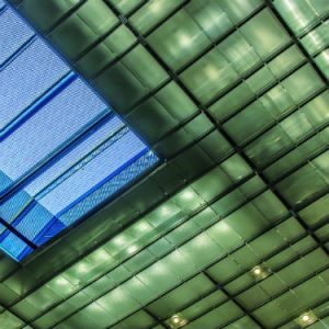 Chaque plafond présente une configuration différente : les projecteurs LED, spécifiquement adaptés, ont également été intégrés aux « skylights ». Louvre Abu Dhabi © Doc. 8’18’’ Photographe Vincent Laganier, Light ZOOM Lumiere.