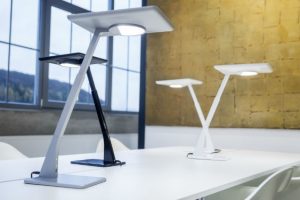 © Trilux – Doté d’un éclairage direct et indirect, Bicult LED va révolutionner l’éclairage de bureau. Il assure un éclairage direct optimal du poste de travail à toute heure du jour ou de la nuit.