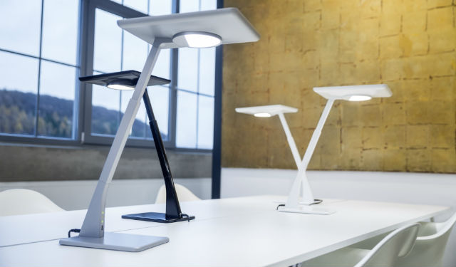 © Trilux – Doté d’un éclairage direct et indirect, Bicult LED va révolutionner l’éclairage de bureau. Il assure un éclairage direct optimal du poste de travail à toute heure du jour ou de la nuit.