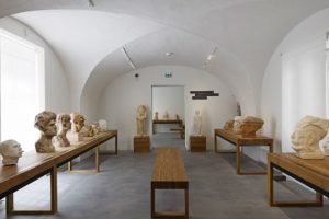 Musée de Lodève © Atelier H. Audibert. Photographie : Vincent Fillon – Maîtrise d’ouvrage : Communauté de communes du Lodévois et du Larzac – Maîtrise d’œuvre : Architecte et scénographe : Projectiles, Architecte associé : Eupalinos – Architecte du patrimoine : Laurent Dufoix – Signalétique : Polygraphic – Conception lumière : Atelier H. Audibert, Nina Cammelli, chef de projet – Solutions éclairage : iGuzzini, Inedit Lighting, Loupi