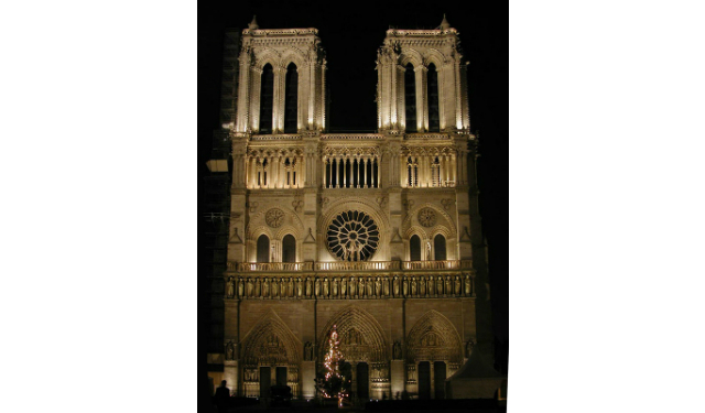 Notre-Dame de Paris, Mise en lumière extérieure : Roger Narboni, concepteur lumière, Concepto, Louis Clair, concepteur lumière, Light Cible, et Italo Rota, architecte ©Concepto