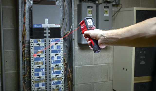 Thermomètre infrarouge à visée laser Milwaukee 2267-40.