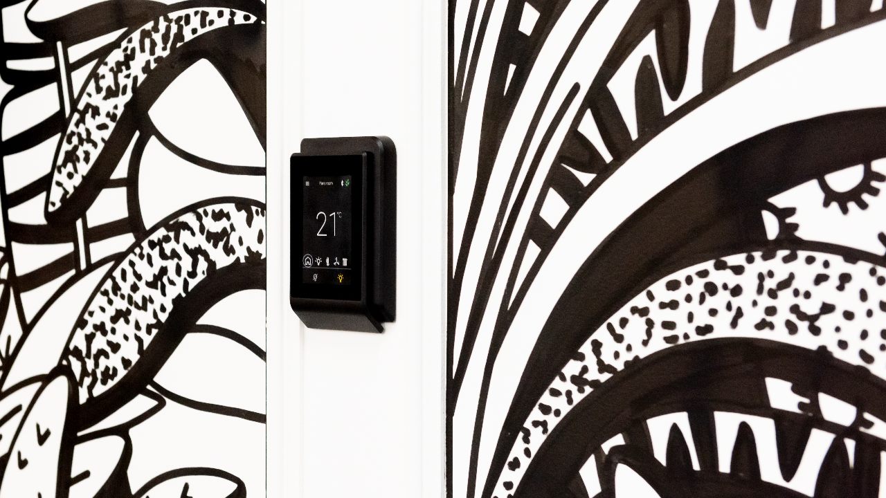 Exemple d’écran de contrôle de chambre. (c) Distech Controls