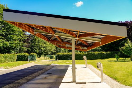 Ombrière photovoltaïque coectée à un système d’arbitrage consommation-production. (c) Green Systèmes