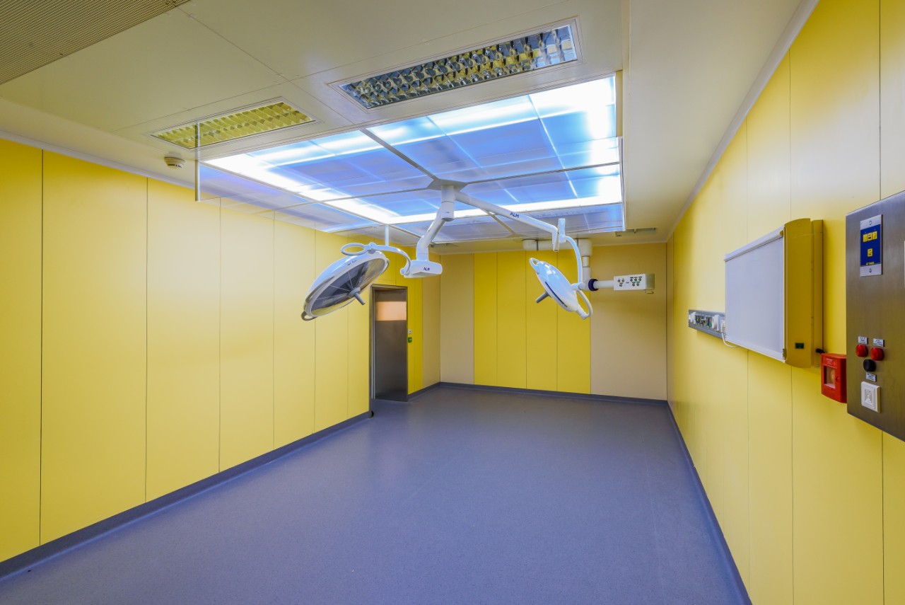 Plafond à flux unidirectioel en bloc opératoire - polyclinique Cesson-Sévigné. (c) FläktGroup