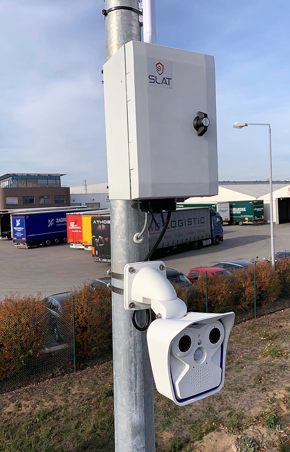 Boitier Synaps de SLAT pour l'alimentation de plusieurs objets coectés (caméras, antees) avec secours Li-ion embarqué. (c) SLAT