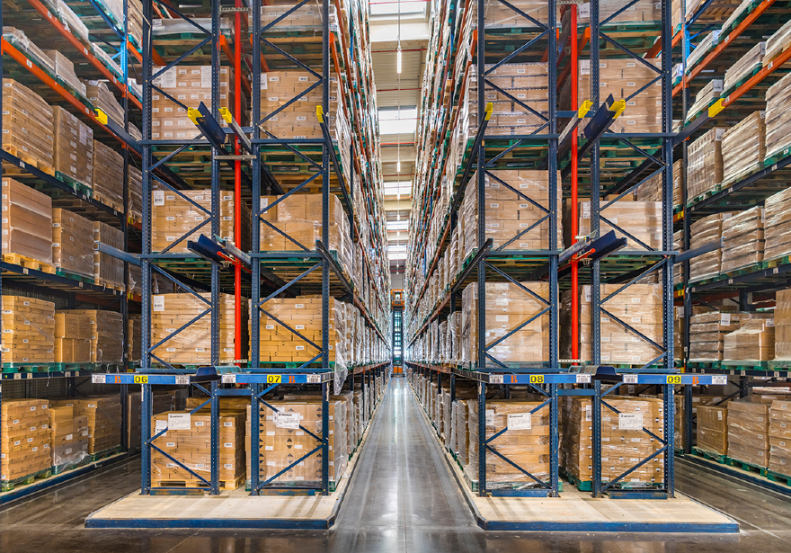 Trilux éclaire le site de stockage d'Yves Rocher