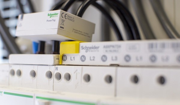 PowerTag, capteur sans fil mesure l'énergie et la puissance en temps réel et surveille les objectifs. © Schneider Electric