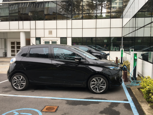 Equipement de parking avec des bornes de recharge de véhicules électriques EVlink - Source : Schneider Electric