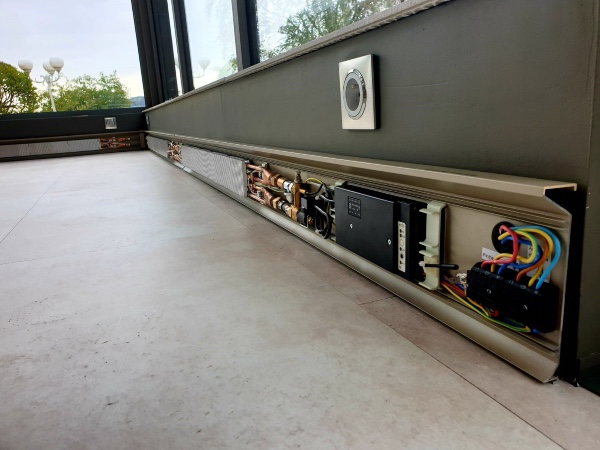 Régulation terminale sur plinthe avec une précision de +/- 0,15° (source ThermoZYKLUS).