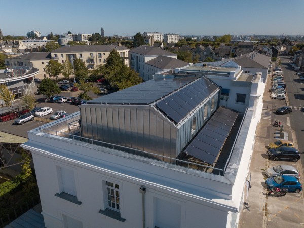 Consommations : Pose de panneaux solaires hybrides DualSun et de panneaux solaires pour la production d'eau chaude et d'électricité lors de la rénovation de l'immeuble "La Marseillaise" à Nantes.