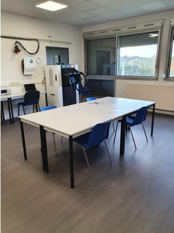 Légende : Les formations laissent une large part à la pratique sur les IRVE. Source : Formapelec.