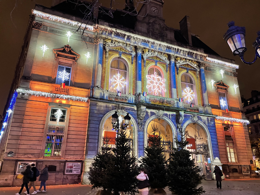 Photo des illuminations de la mairie du 11e arrondissement de Paris. 