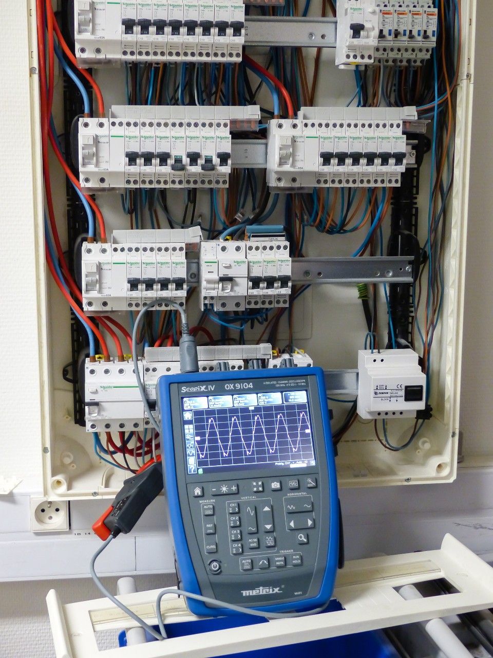 Oscilloscope coecté Scopix pour mesures dans un tableau électrique.<br>©Chauvin Arnoux