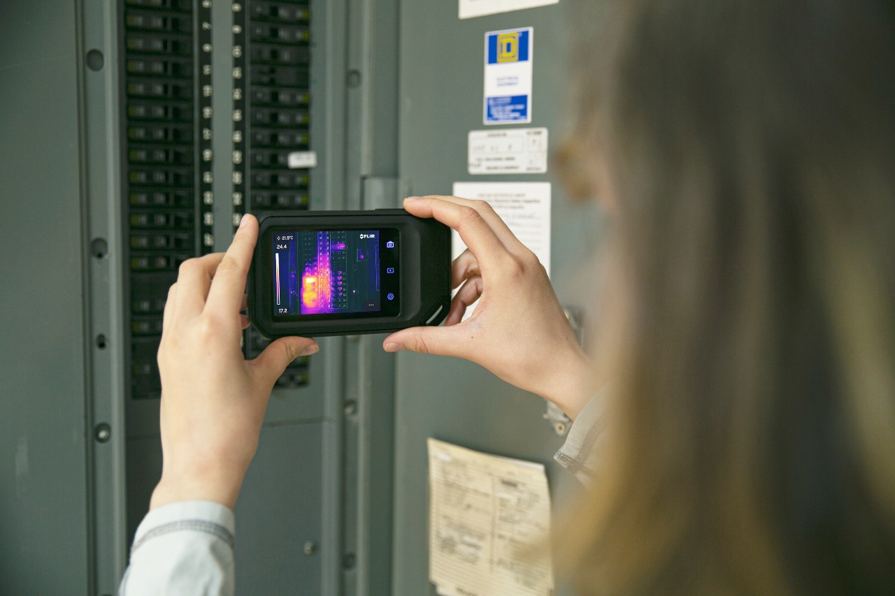Mesure d'échauffement d'un tableau électrique par caméra C5 (FLIR).<br>©CCnvTurbotronic
