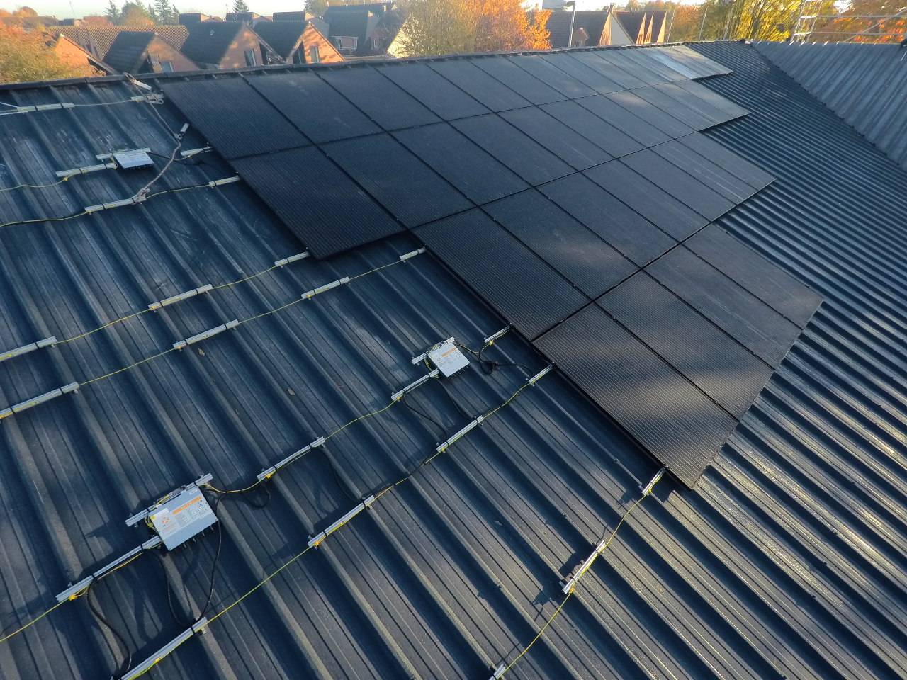 Montage de paeaux solaires et micro-onduleurs en toiture<br>©APsystems
