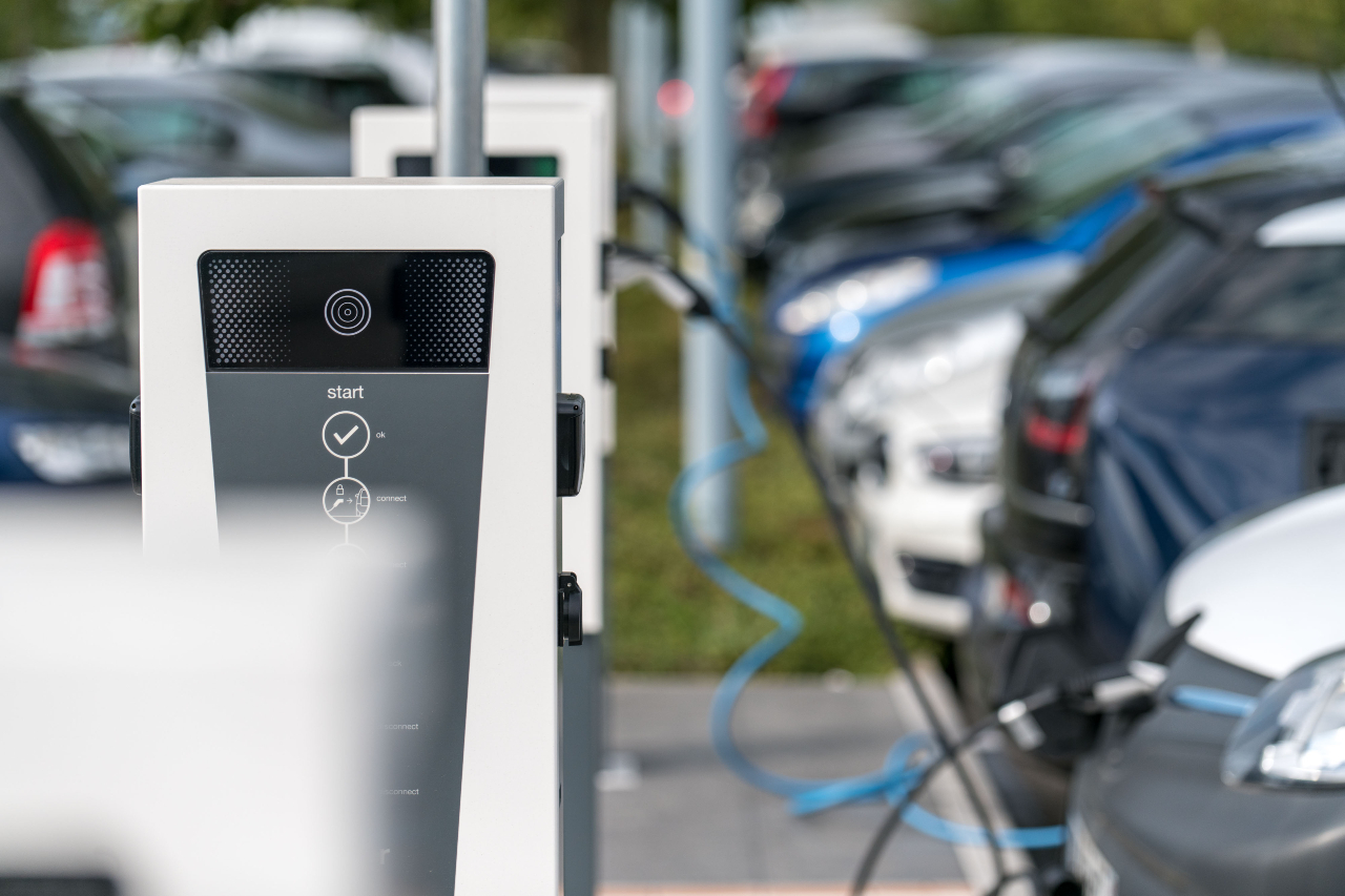Bornes de recharge Hager sur parking d'entreprise<br>©Hager