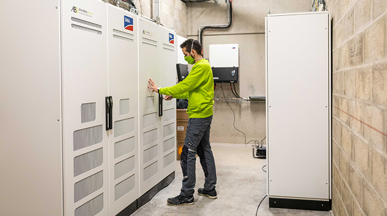 Installation d'onduleur et batteries SMA Business Storage<br>©SMA