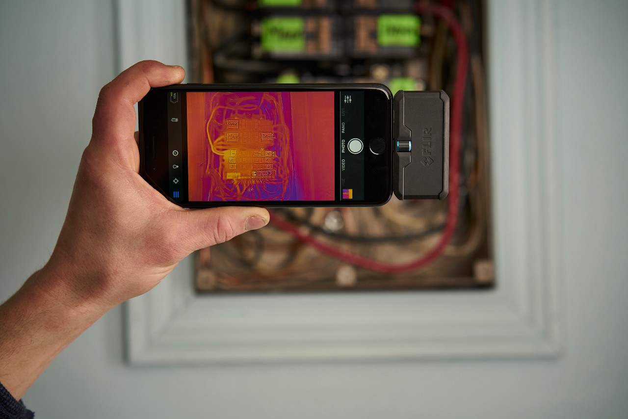 Caméra Flir ONE associée à un smartphone © Testoon