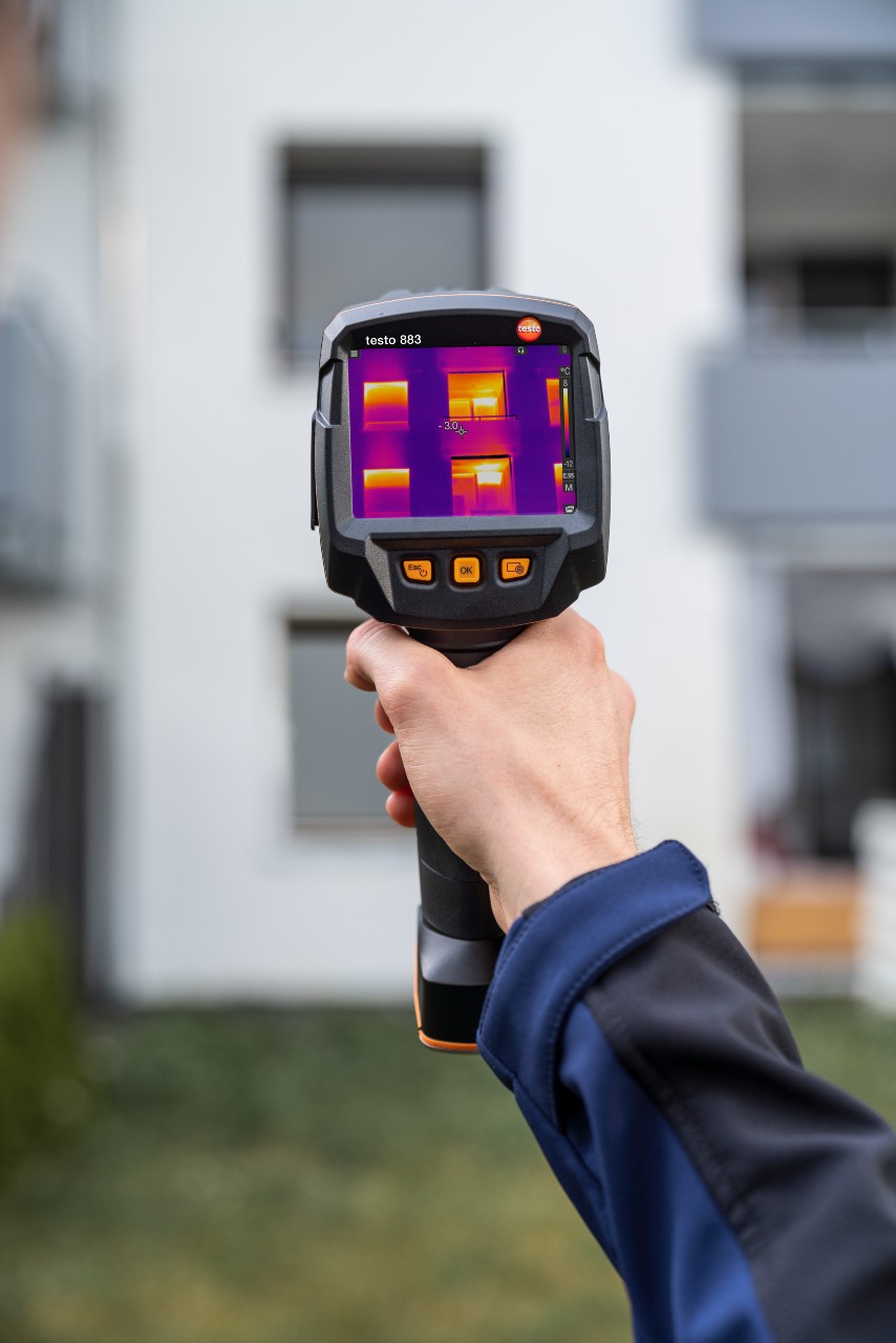 Caméra testo 883 pour thermographie d'un bâtiment © testo
