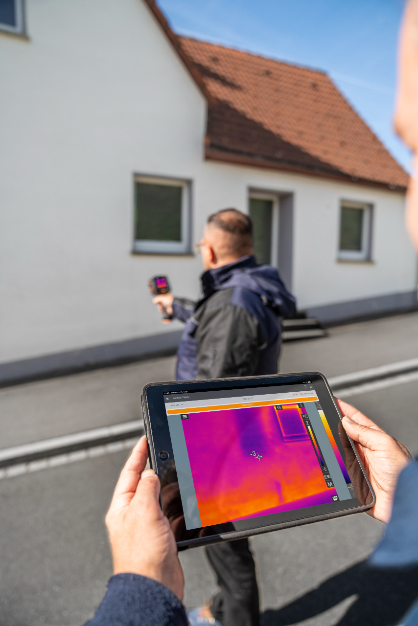Visualisation sur tablette de la thermographie d'une maison © testo