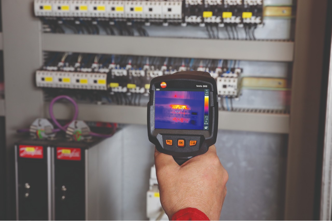 Mesure thermographique d'un tableau électrique pour détection d'un point chaud © testo