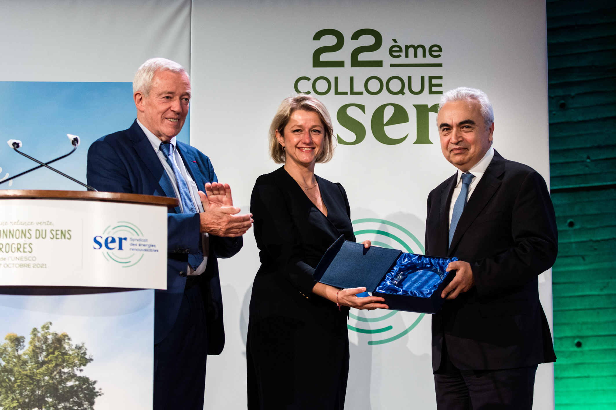 De gauche à droite : Jean-Louis Bal, président du SER, Barbara Pompili, ministre de la Transition écologique et Fatih Birol, directeur de l’Agence internationale de l’énergie lors de l’édition 2022 du Colloque auel du SER. © SER – Photograph’ink