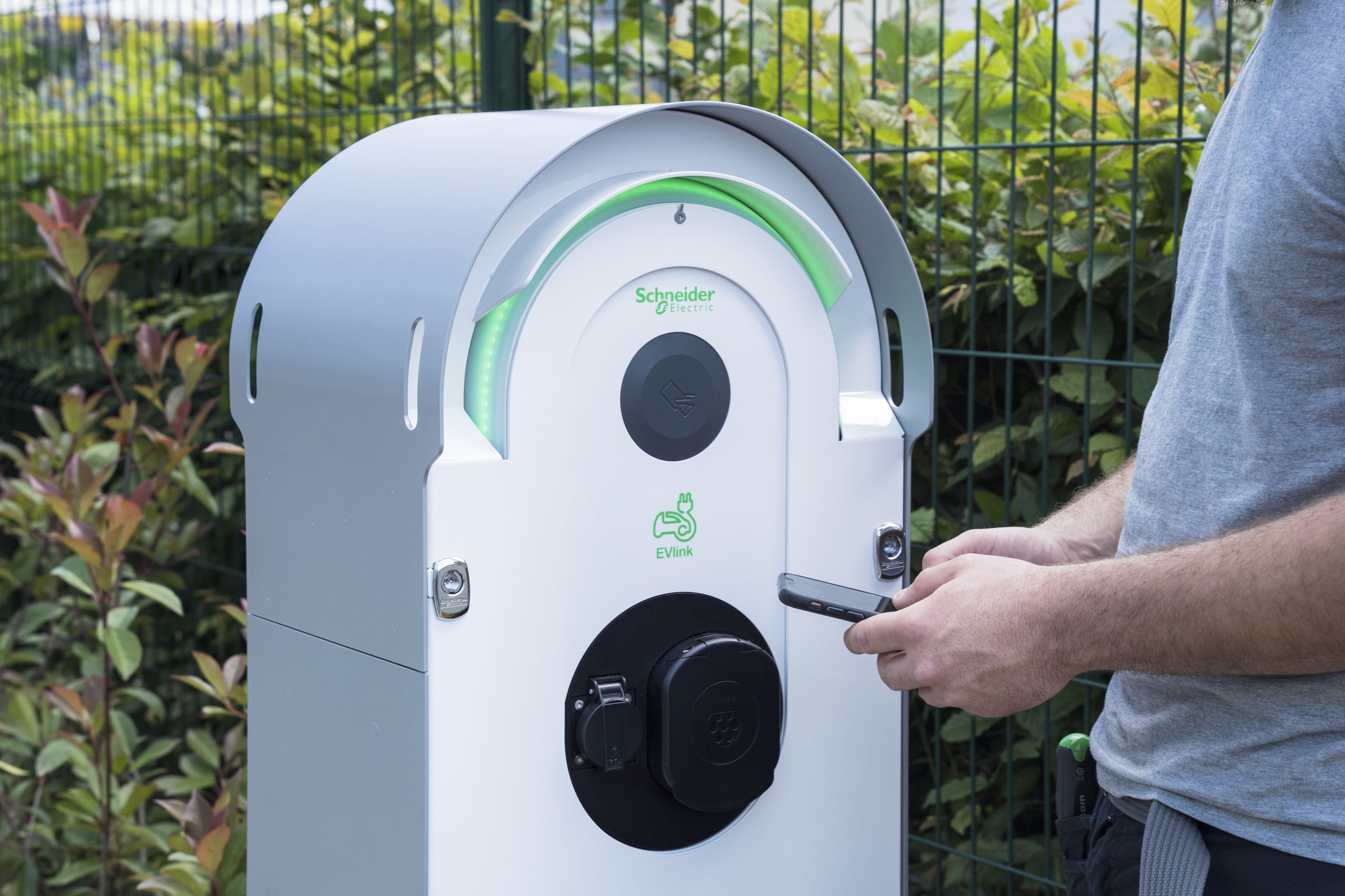 <strong>u0022Borne Schneider Electric PRO AC pour installation en voirie et applications tertiairesu0022 Source : Schneider Electric</strong>