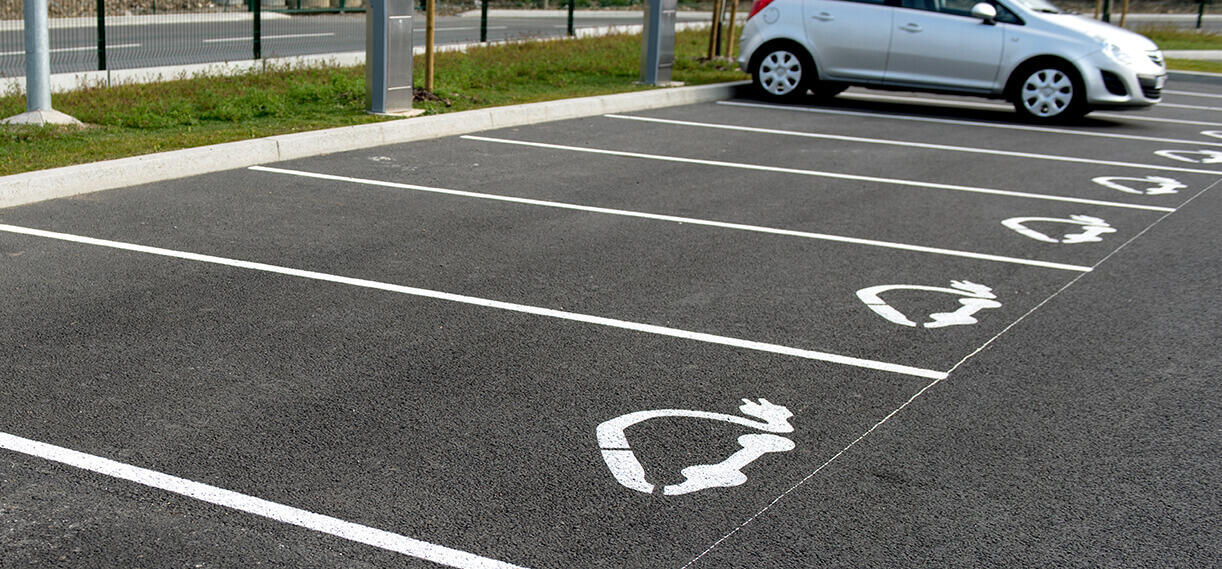 u0022Les places de parking public s'équipent de bornes rapides Siemens GreenUpu0022 Source : Siemens
