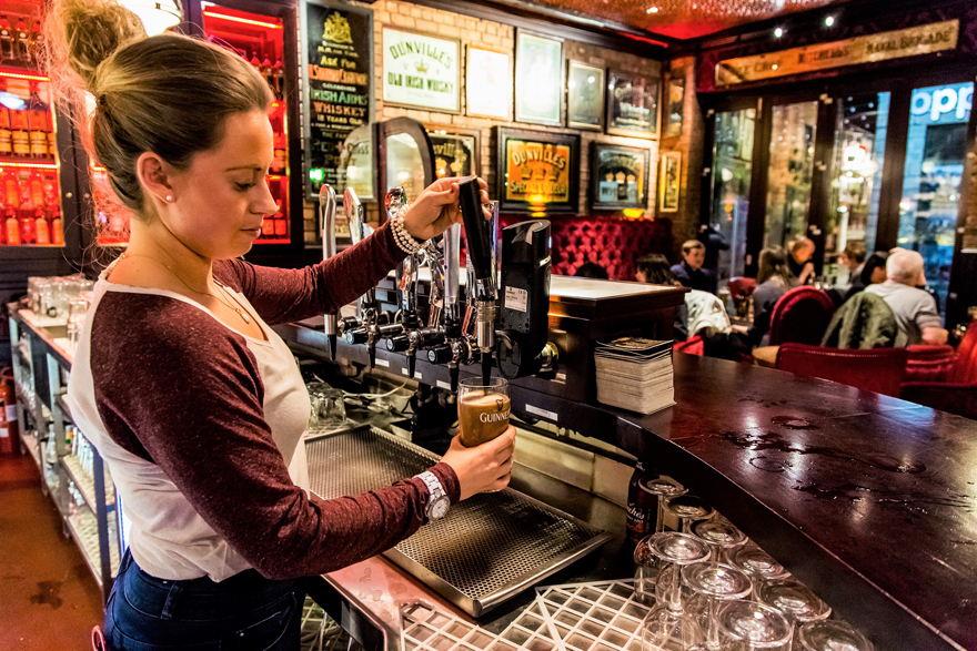 Harp Bar, Belfast, Irlande du Nord © ERCO. Photo : Dirk Vogel