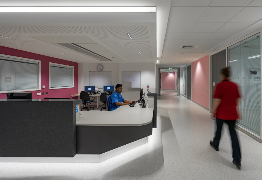 Photo de l'hôpital d’Ulster, Belfast, par Erco - Dossier Éclairage des équipements de santé