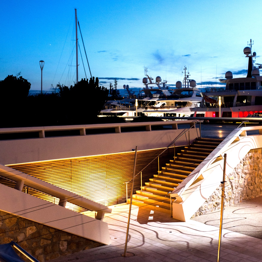 Photo de nuit de l'éclairage du port Pierre-Canto, à Cannes, réalisé par l'agence Coup d'éclat.