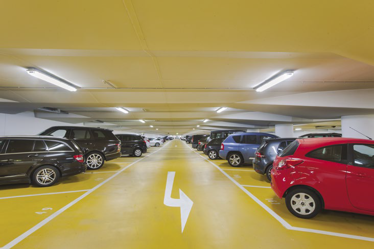 Photo d'un parking souterrain. Dossier : remplacement des lampes fluocompactes et tubes fluorescents