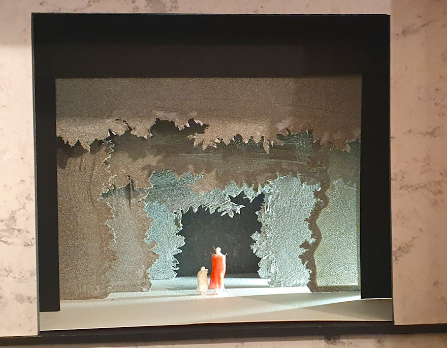 Photo d'une maquette de la scène de l'opéra "Le Rossignol", conçue par Marylou Boudy, une élève de l'École Bleue, à Paris.