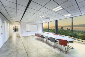 Photo d'ambiance d'une salle de réunion. Dossier : remplacement des lampes fluocompactes et tubes fluorescents